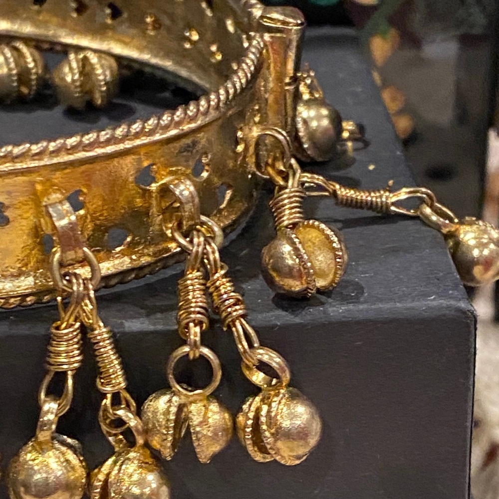 Elegant Gold Tone Bracelet with Dangling Charms - Picture 5 of 11